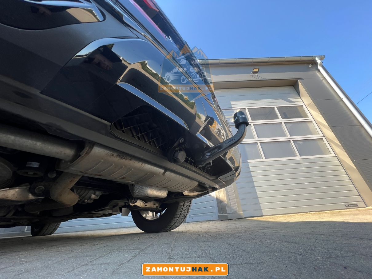 zdjecie pokazuje z bliska hak 305437600001 do audi q7 model 4m0 kula wpieta do samochodu latwo dostepna instalacja szybki montaz 